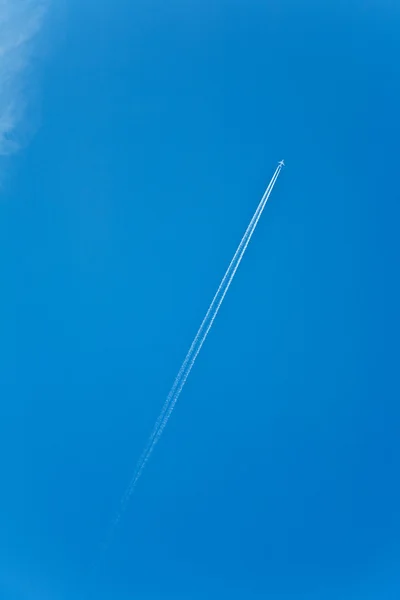 航空機の condension 道で青い空 — ストック写真