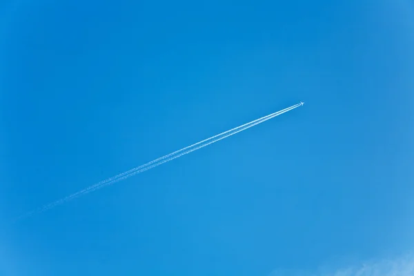 Mavi gökyüzü ile bir uçağın condension iz — Stok fotoğraf