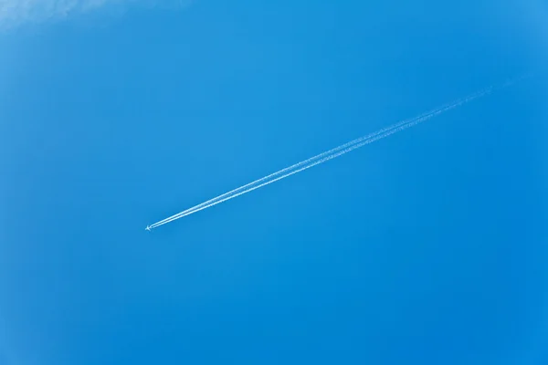 Cielo azul con rastro de condensación de un avión —  Fotos de Stock