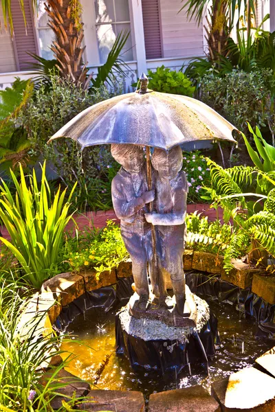 Fontana con acqua da ombrellone con bambini — Foto Stock