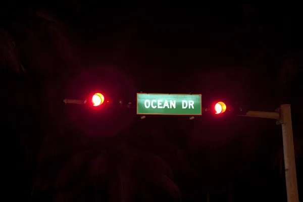 Vista noturna no Ocean Drive em Miami Beach, Flórida — Fotografia de Stock