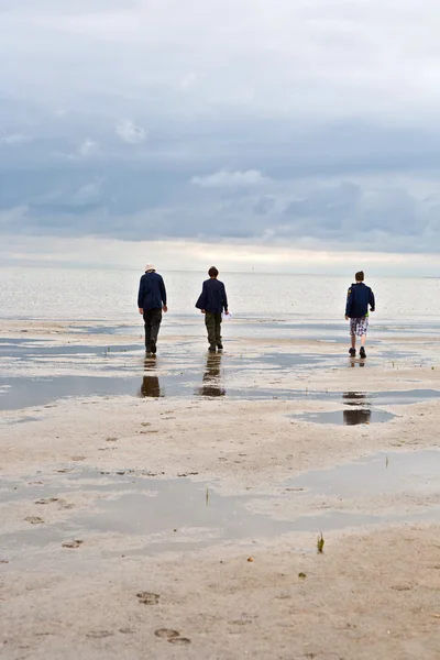 Caminando en marea plana —  Fotos de Stock