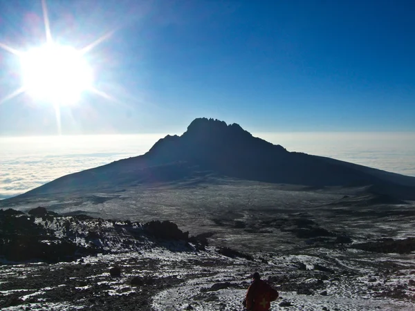 Klättra mount kilimanjaro, det högsta bergen i Afrika (5892m) — Stockfoto