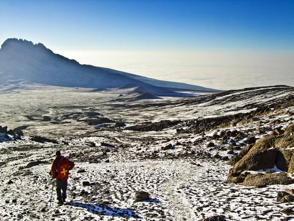 Scalare il Kilimangiaro, la montagna più alta dell'Africa (5892m ) — Foto Stock
