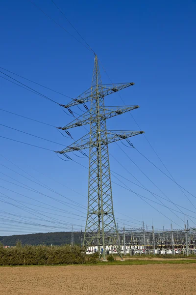 Elektrizitätswerk in schöner bunter Wiese — Stockfoto