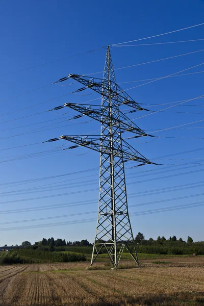 Pembangkit listrik di padang rumput yang indah berwarna-warni — Stok Foto