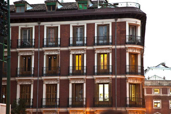 Rumah tua pusat kota Madrid dengan lofts — Stok Foto
