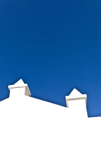 Vit vägg med blå himmel — Stockfoto