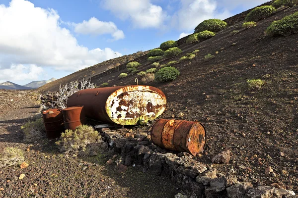 Antiguo tanque en el paisaje volcánico — Foto de Stock