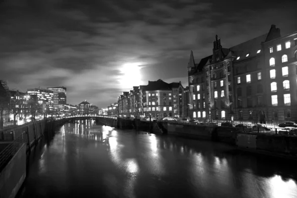 Speicherstadt à noite em Hamburgo — Fotografia de Stock