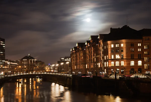 Historické speicherstadt v noci v Hamburku — Stock fotografie