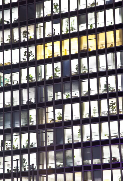 Fassade eines Bürogebäudes bei Nacht — Stockfoto
