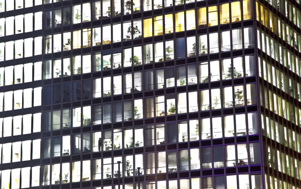Fachada de prédio de escritórios à noite — Fotografia de Stock