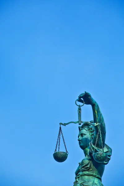 Patung Lady Justice di depan Romer di Frankfurt - Germ — Stok Foto