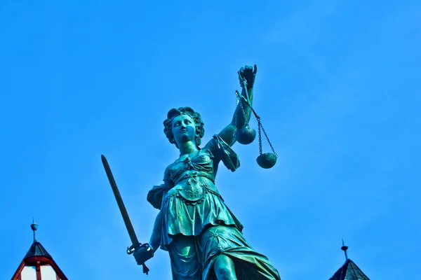 Estatua de Lady Justice frente al Romer en Frankfurt - Germen — Foto de Stock