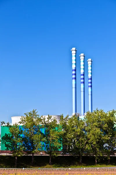 Parque industrial com silo e chaminé — Fotografia de Stock