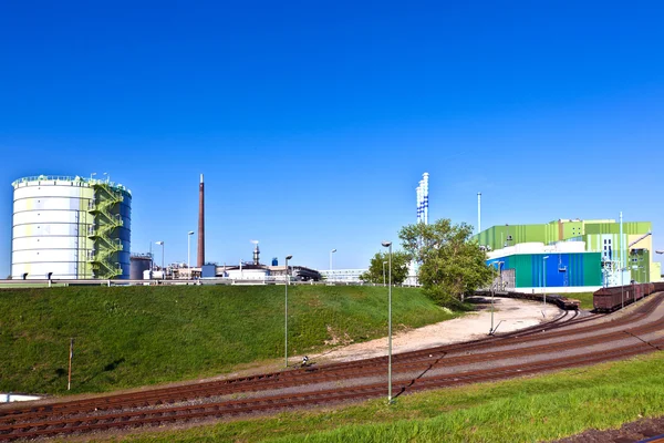 Parc industriel avec silo et cheminée — Photo