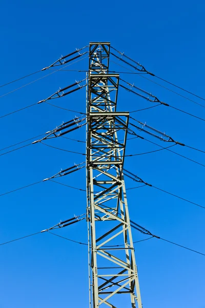 Torre elétrica no parque da indústria — Fotografia de Stock