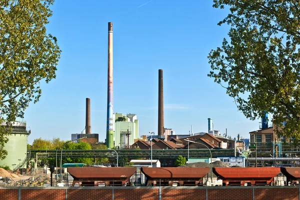 Промышленный парк с силосом и дымоходом — стоковое фото