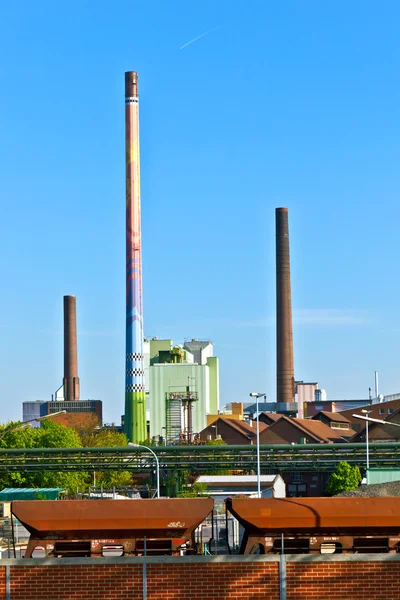 Parque industrial com silo e chaminé — Fotografia de Stock