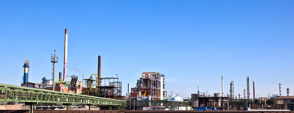 Industrie park met silo en schoorsteen — Stockfoto
