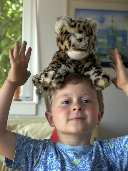 Niño con su snugglebun un leopardo —  Fotos de Stock