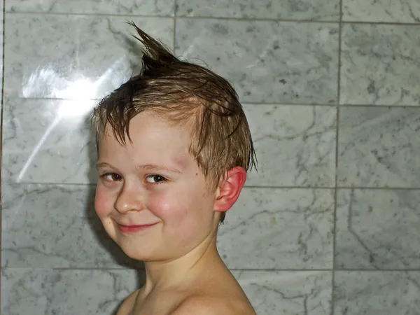 浴室里的男孩 — 图库照片