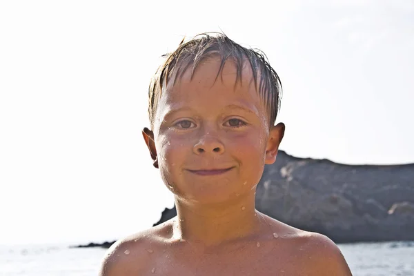 Jovem na praia sorri — Fotografia de Stock