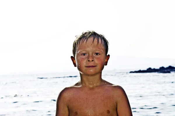 Niño en la playa sonríe —  Fotos de Stock