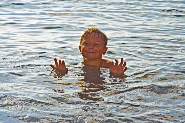Νεαρό αγόρι στο τα χαμόγελα παραλία — Φωτογραφία Αρχείου