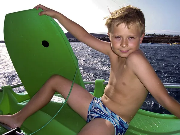 Νεαρό αγόρι σερφάρει στον ωκεανό — Φωτογραφία Αρχείου