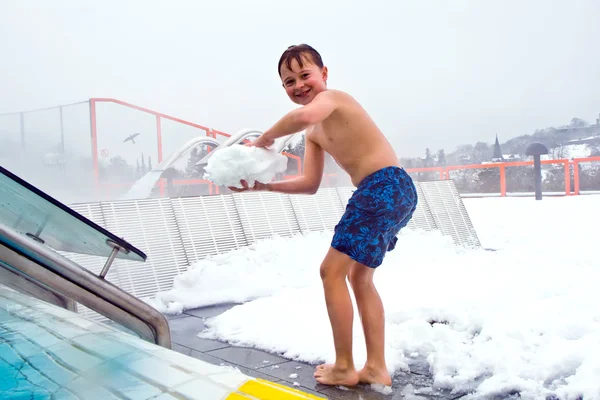 Çocuk açık termal havuzda eğleniyor — Stok fotoğraf