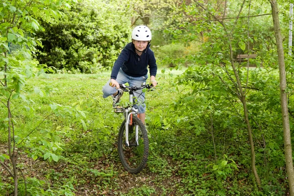 Ung pojke med mountainbike på turné — Stockfoto
