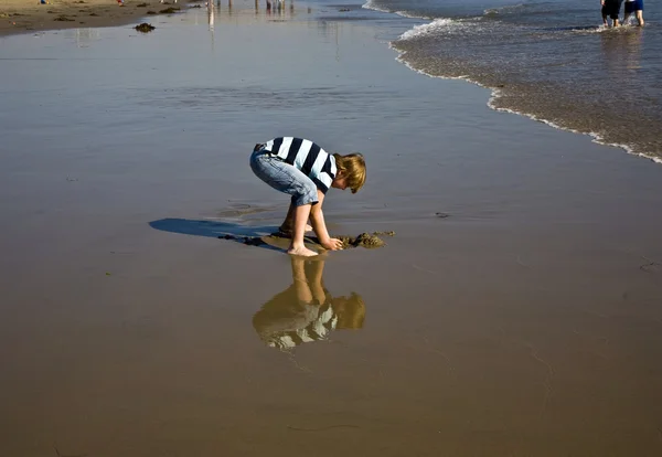 Мальчик на пляже в Венеции — стоковое фото