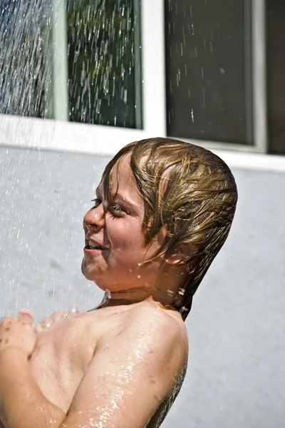 子供がシャワーを浴びてさっぱり — ストック写真