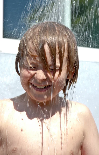 Child has a refreshing shower — Stock Photo, Image