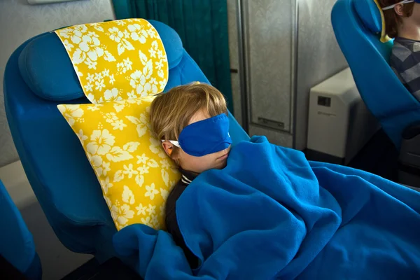Junger Passagier schläft im Flugzeug — Stockfoto