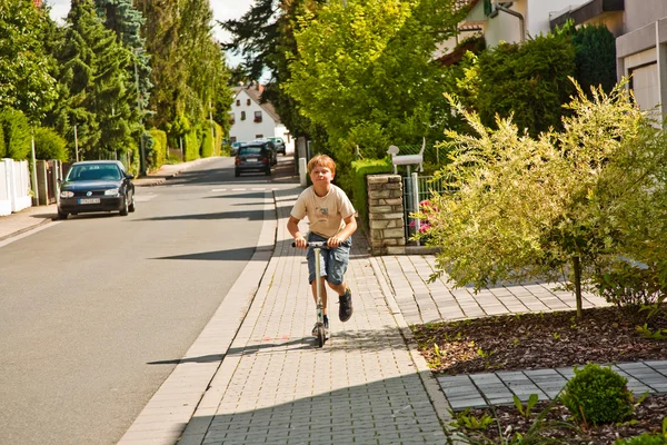 Jongen heeft leuke scating op een paveway — Stockfoto