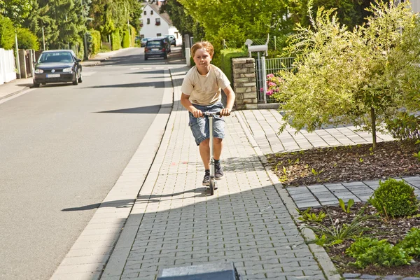 Menino se diverte scating em um paveway — Fotografia de Stock