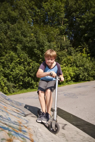 Junge hat Spaß beim Rollschuhfahren im Skatepark — Stockfoto
