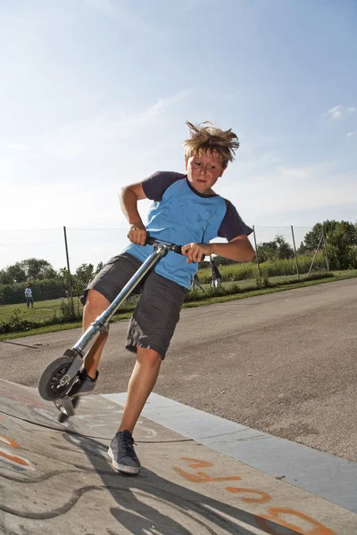 Jongen met scooter — Stockfoto