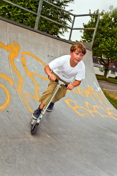Çocuk scooter içinde halfpipe rides — Stok fotoğraf