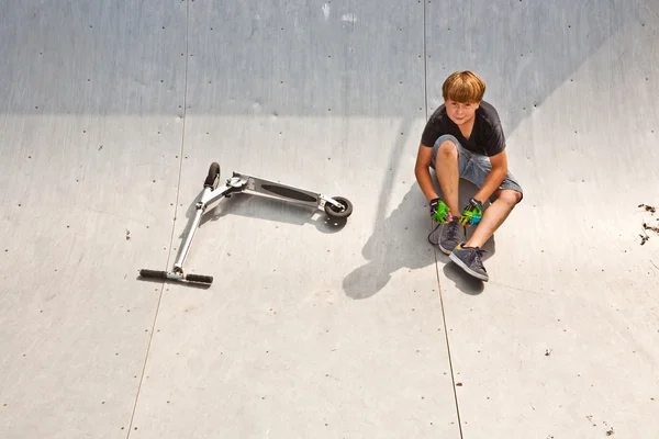 Boy monta scooter en el medio tubo —  Fotos de Stock