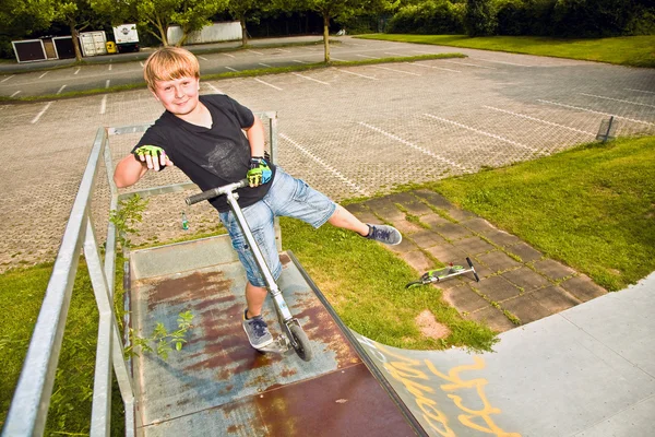Αγόρι scooter βόλτες στην το halfpipe — Φωτογραφία Αρχείου