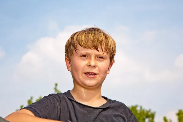 소년은 하프 파이프에서 스쿠터를 타고 — 스톡 사진