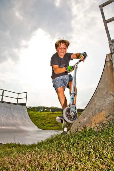 Pojke Rider skoter i halfpipe — Stockfoto
