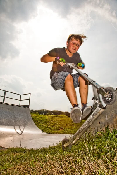 Jongen ritten scooter in de halfpipe — Stockfoto