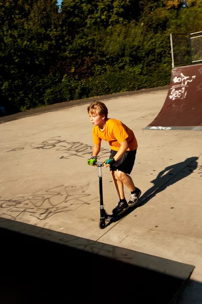 Pojke Rider scooter på skateboardpark — Stockfoto