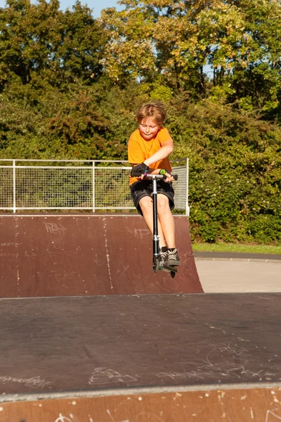 Boy monta scooter en el parque de skate —  Fotos de Stock