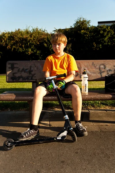 Schattige jongen scooting met zijn scooter — Stockfoto
